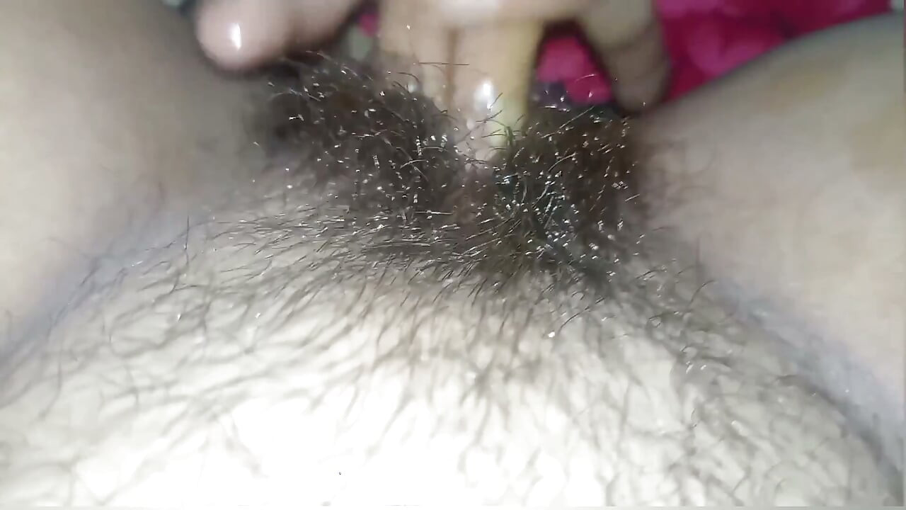 Tante sange ini lagi asik masturbasi memeknya pakai minyak pijat pacarnya