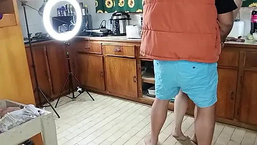 Dia mencoba membuat salad dan kemudian dia makan kontol