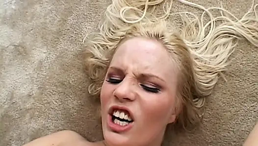 Junge nymphomanin masturbiert ihren kitzler, während sie einen großen schwanz in ihren arsch nimmt