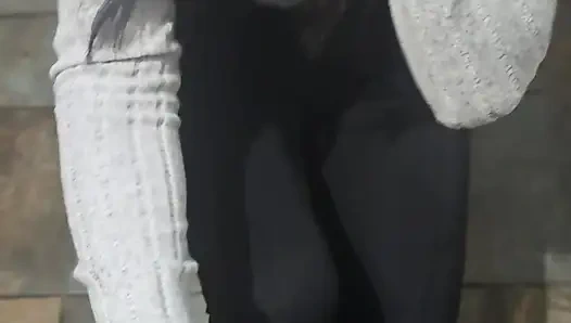 Gerçek orta yaşlı seksi kadın yine banyoda yarak alıyor!