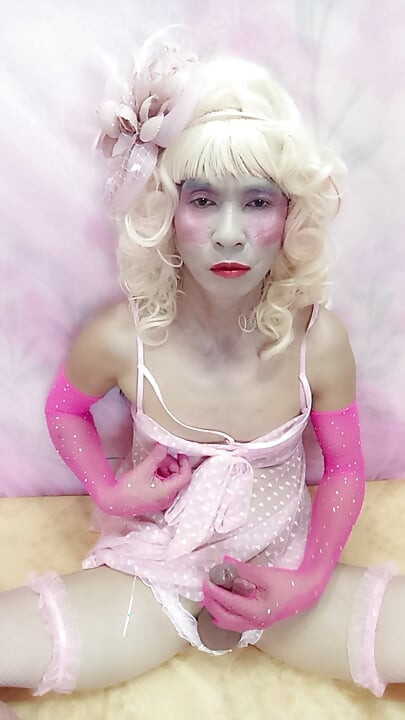 섹시한 포르노 셀카 러브 컵을 입은 Oanh Le 트랜스젠더