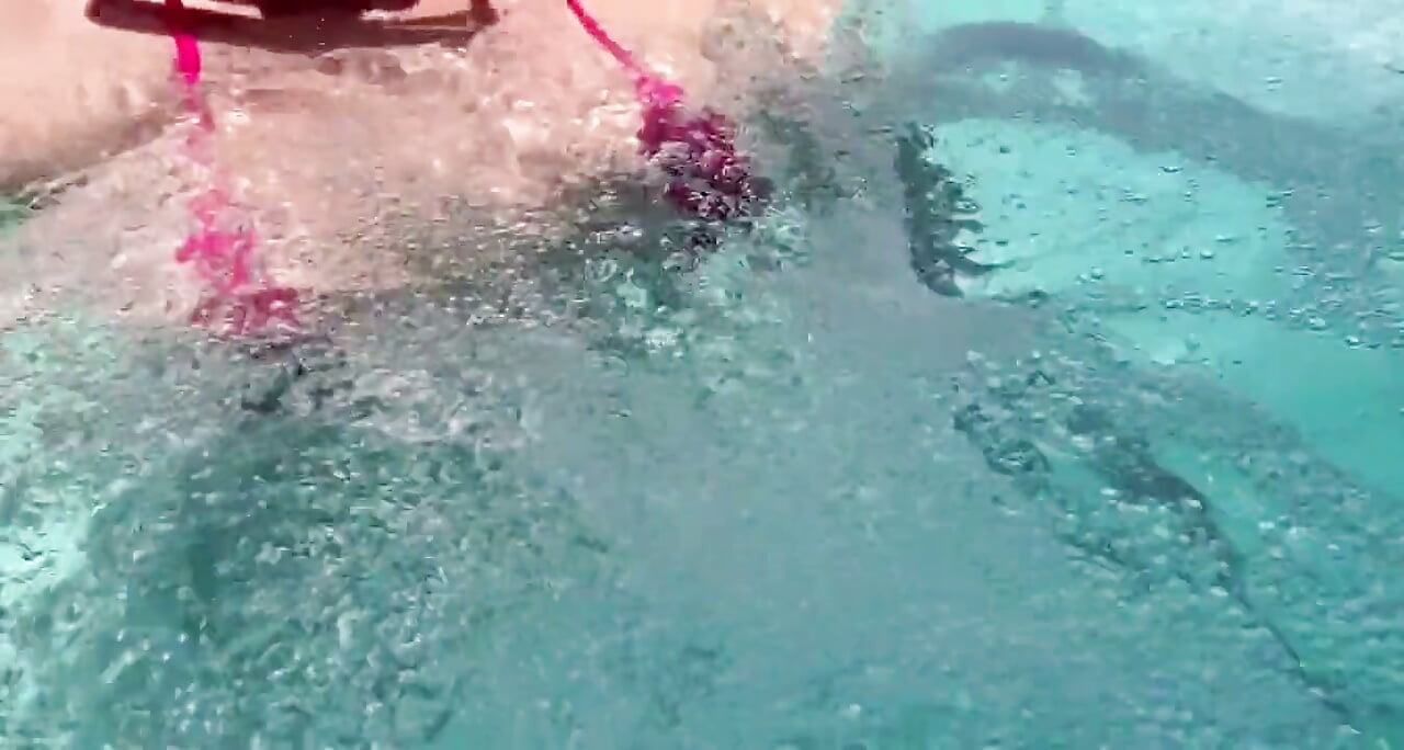 Artemisia adoră să-și arate țâțele perfecte într-un micro bikini underwater