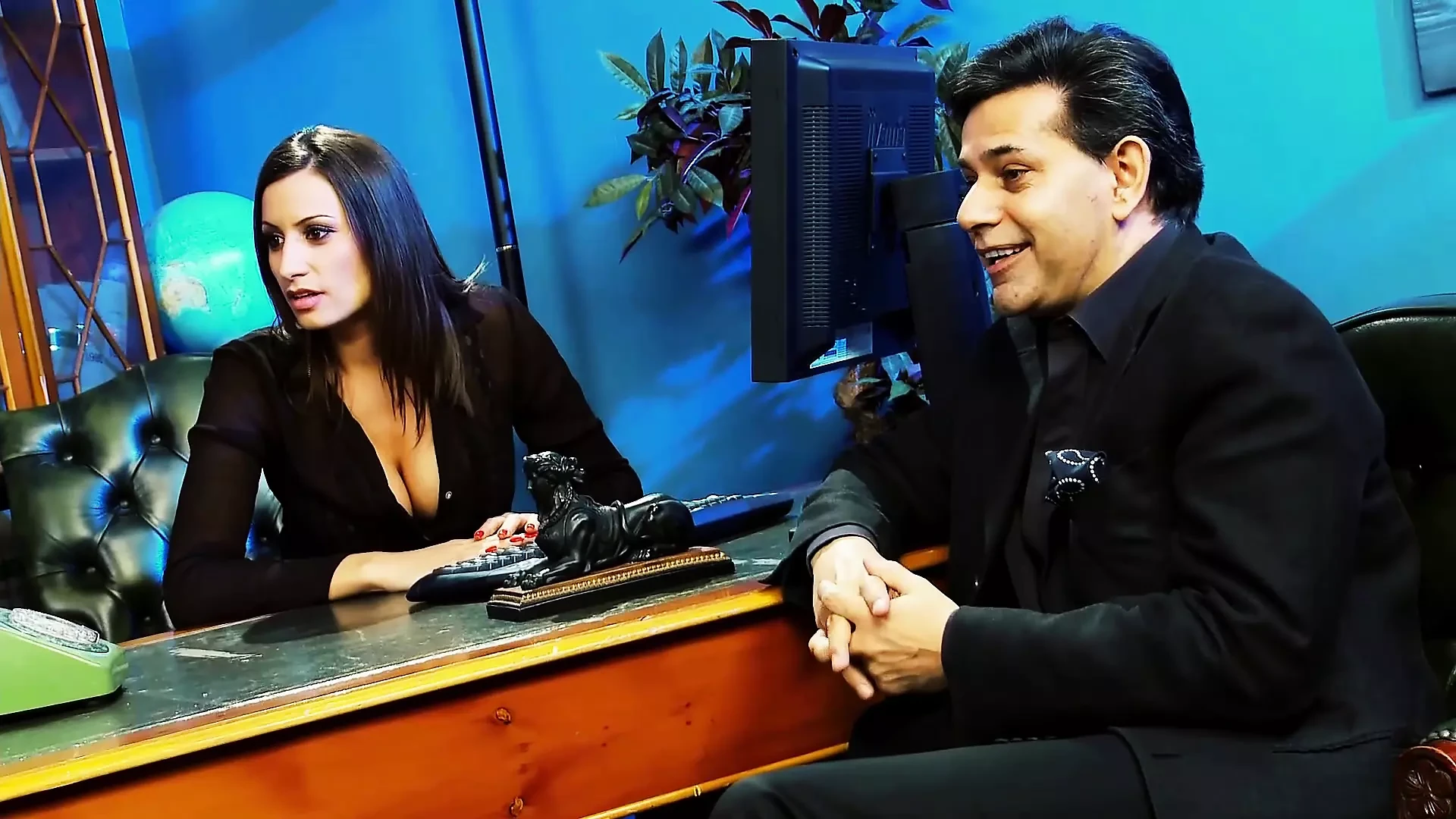 Jasmine black और sensual jane अपने बॉस को हार्डकोर समूह सेक्स के साथ दंडित करती हैं