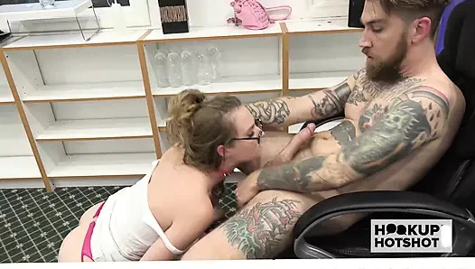 Sekretaris hot ashley lane dientot sama bryan gozzling!