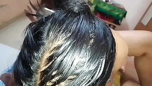 Деревенская девушка кладет пенис своего мужа в ее рот дома