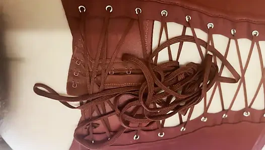 Füttert sperma aus ihrem vollgespritzten arsch