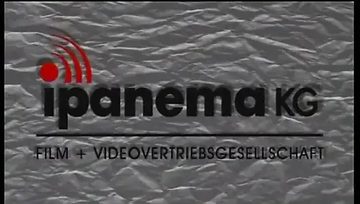 Brünette schlampe masturbiert, bevor sie einen blowjob gibt