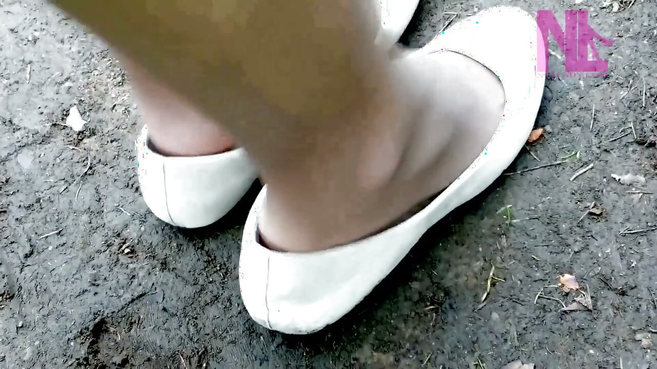 공원에서 크림 플랫에서 빛 매달려 신발 플레이
