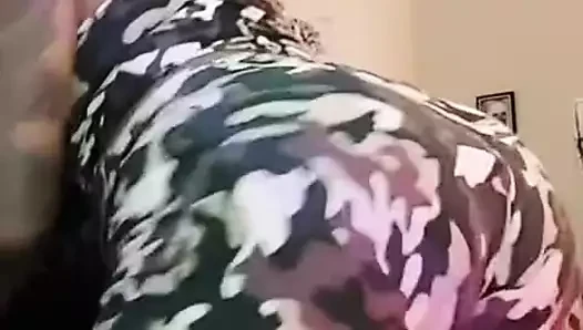 TS hitam dengan pantat berair twerking
