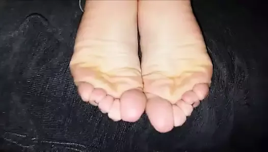 Nita moves her sexy (size 39-40) feet, part 3