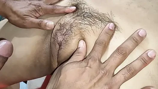 Büyük amcıklı lezzetli seks, x videodan Tamil üvey kız kardeşinin içine boşalmayla bitiyor.