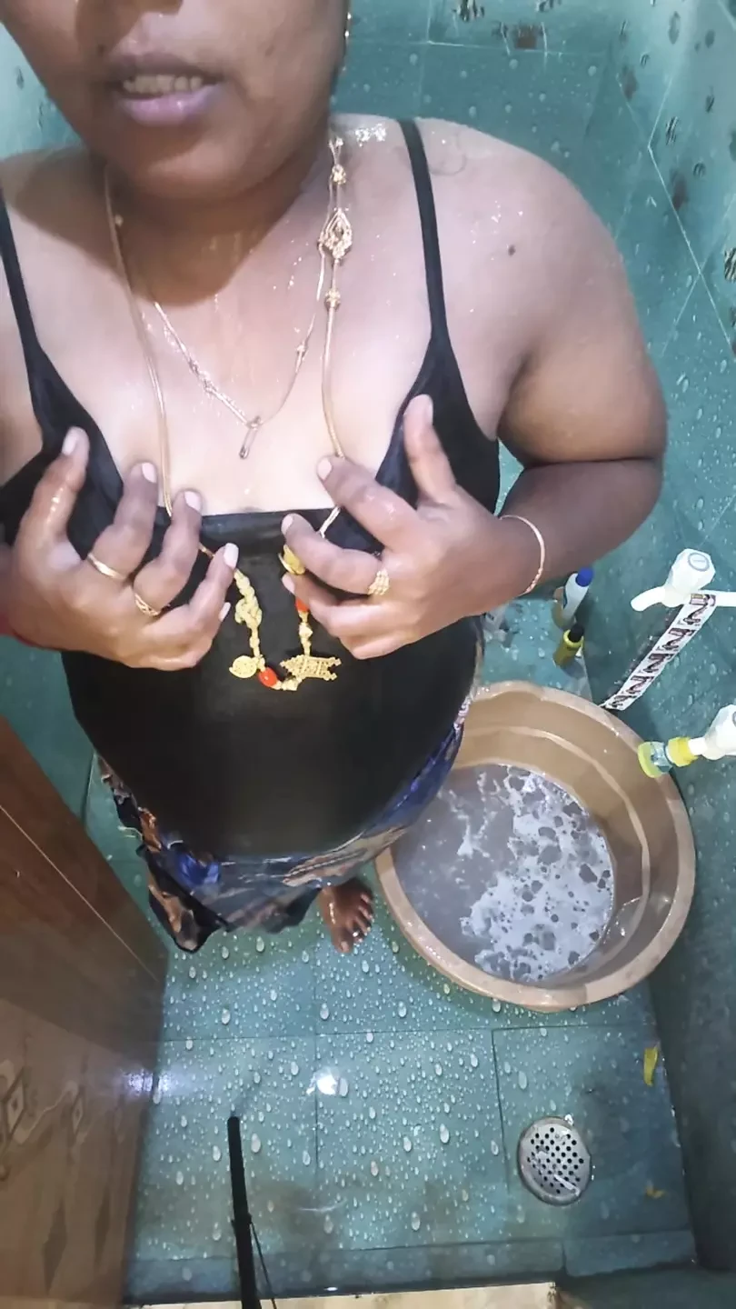 Nou videoclip cu indiancă desi care face baie