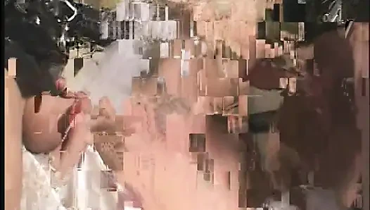 Blondine mit schönen titten, braut lutscht und fickt zwei steinharte schwänze im bett