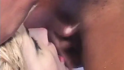 Сногсшибательная французская лесбиянка развлекается с игрушками