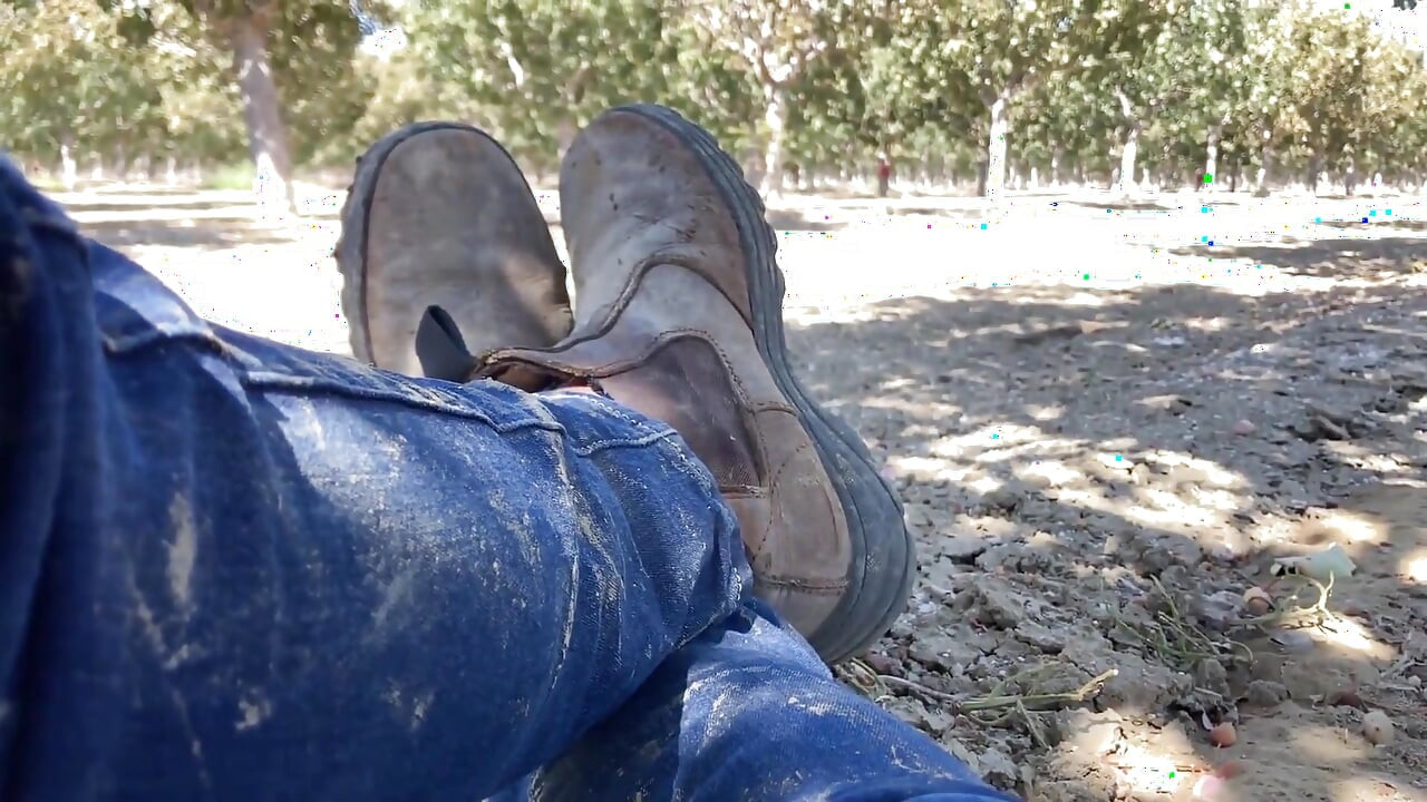 ムラムラしたイケメンが彼のコックを見せる