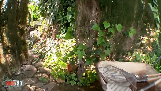 Brunette muda yang lucu disetubuhi jauh di dalam pantat di taman