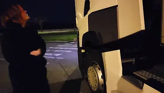 Я трахаюсь с дальнобойщиком на зоне отдыха на шоссе