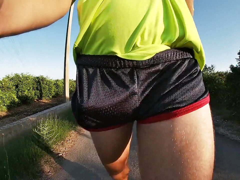 Szűk fényes sportnadrág domború rutin (freeballozás a szabadban)