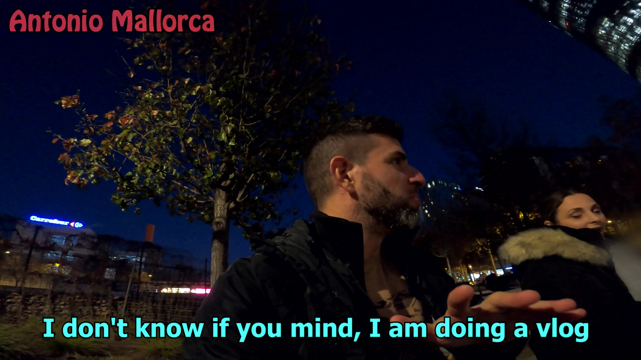 在我丢了airbnb后，热辣的大屁股西班牙人邀请我去她的酒店房间