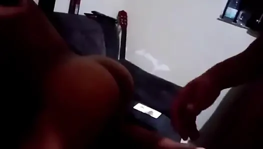 Yaramaz genç kız erkek arkadaşını aldatıyor
