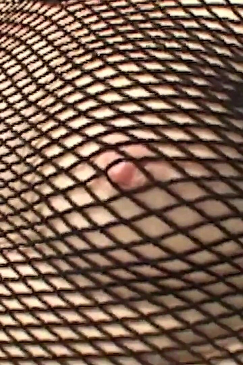 Η αδύνατη κοπέλα Honey κάνει τα μαγικά της πίπα στους όρχεις του BBC παρά την απόσπαση της προσοχής του τρίο.