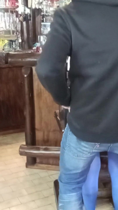 かっこいいイケメン、バーで二人の男が楽しんでる | クリップ 2