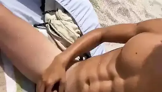 Chico guapo desnudo en la playa