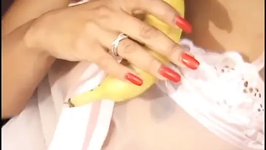 Behaarte retro, schwarze muschi-banane in die muschi im mund penetriert