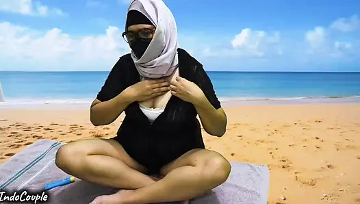 Hijab-sex am strand mit einem fremden!  Muschi-creampie in meiner engen muschi