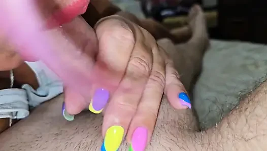 Милфа с большой грудью в джинсовом платье пробует фут-фетиш