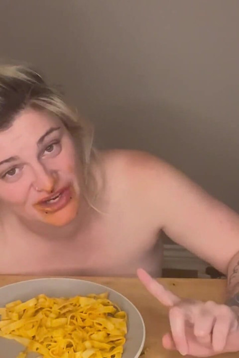 Neuredna pasta mukbang bez ruku