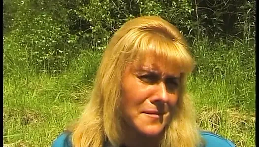 Cewek dewasa rambut pirang dengan memek berbulu bersenang-senang di luar ruangan