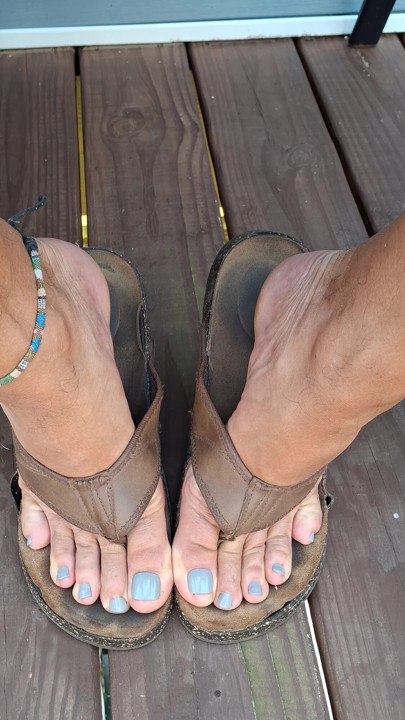 Lick and kiss my femboy feet and toes until you're ready to give me your hot thick lotion