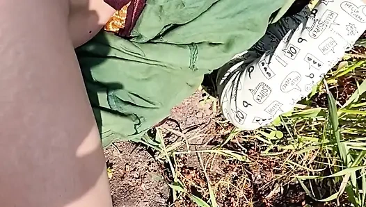 На уличном пшеничном поле она стала кобылой, сосущей член и трахающей ее киску, перед свеком, невесткой