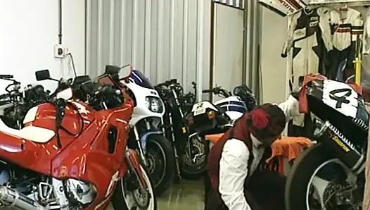 Motogp Alman kız salonda sikiliyor