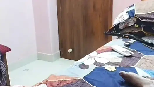 Sari'deki güzel Hintli ev hanımı misyoner sikiliyor