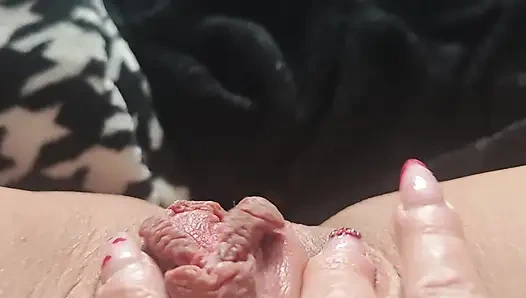 Sprtzen and horny hard clit