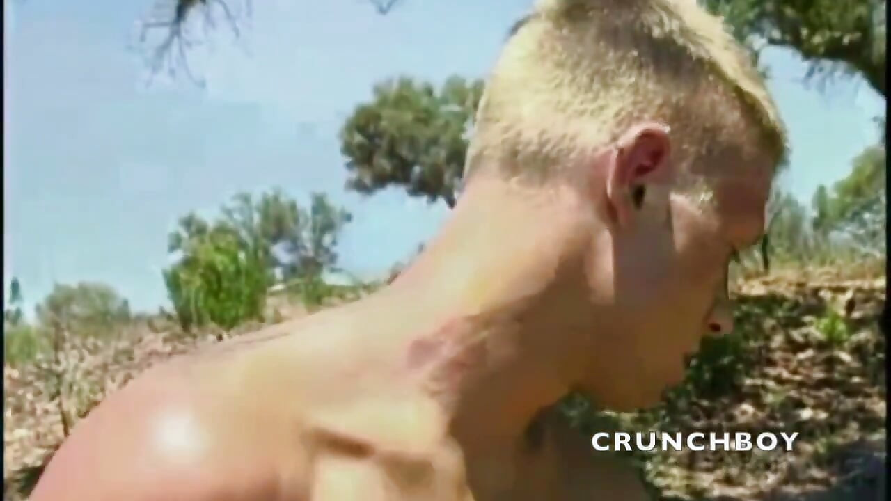 युवा सीधा लड़का आउटडोर अपने समलैंगिक दोस्त को चोद रहा है 2