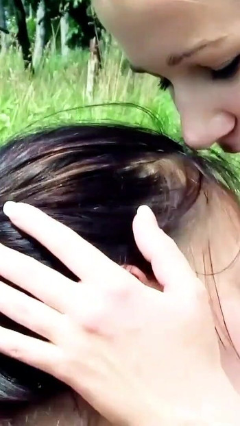 Moment de masturbare de la "PRIMUL SEX LESBIAN AL FETEI MICI PE ROLE DUPĂ FACULTATE"