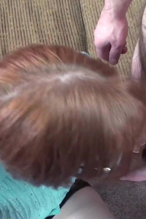 La mora sexy succhia un cazzo bianco e nero in un trio