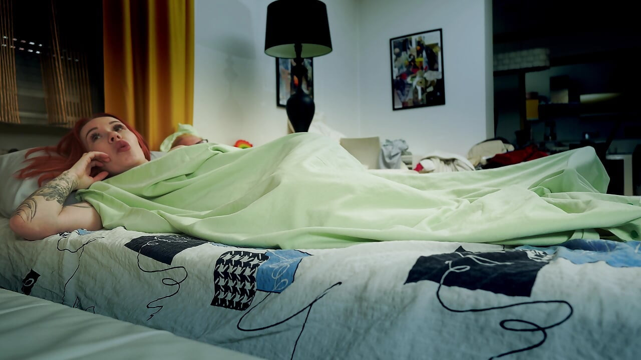 S1 Ep1: Maćeha dijeli krevet s pastorkom u vrućoj noći!