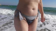 Behaarte reife im Bikini am Strand