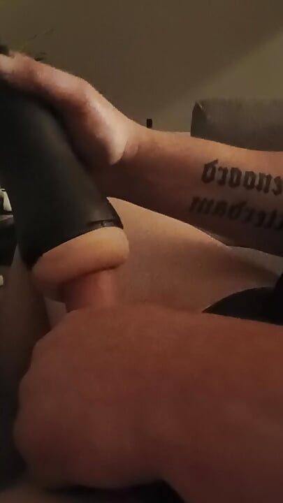 En mann viser handjob