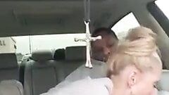 Une blonde mature taille une pipe à une grosse bite noire dans la voiture