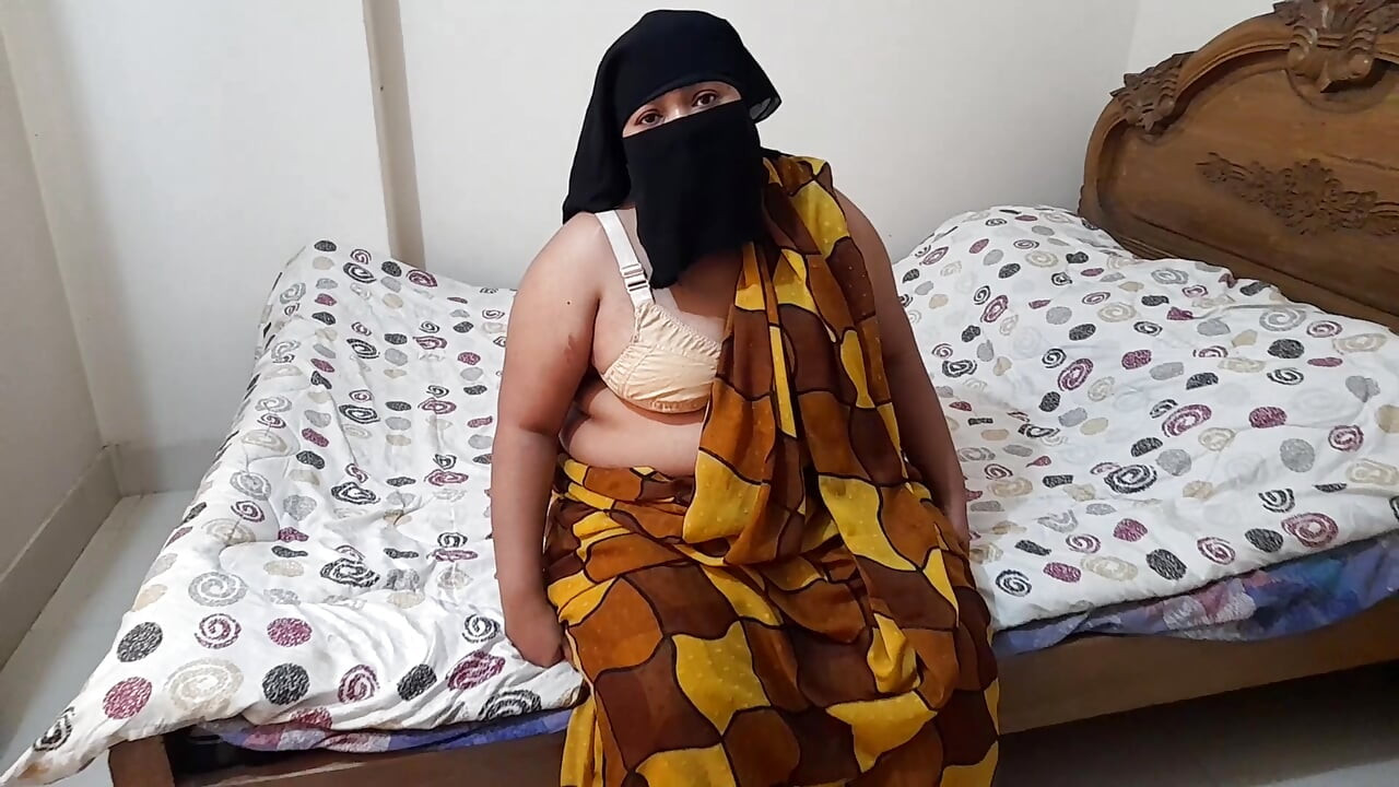 sauteli mammi sautele bete ke saath bistar saajha kar rahi hai - arab ki khoobsoorat vishaalkaay mahila bhaag 2