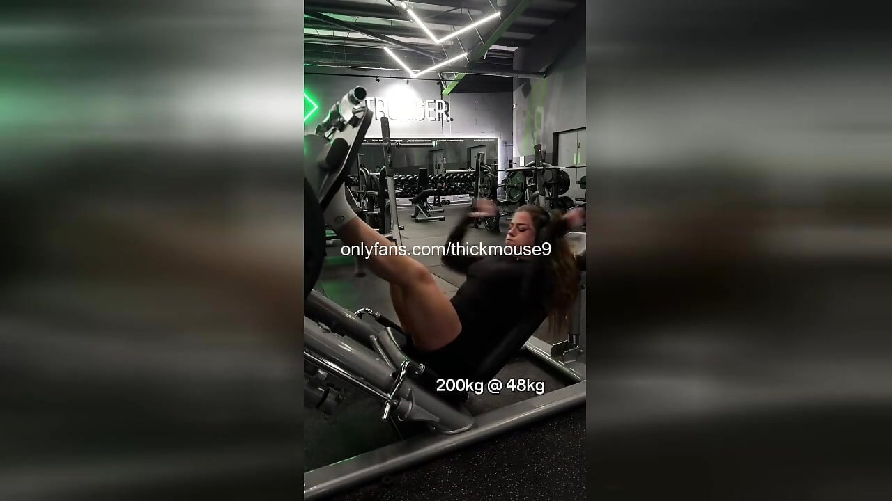 Tiktok en vivo en el gimnasio gangbang: 5 extraños preñan coño de 18