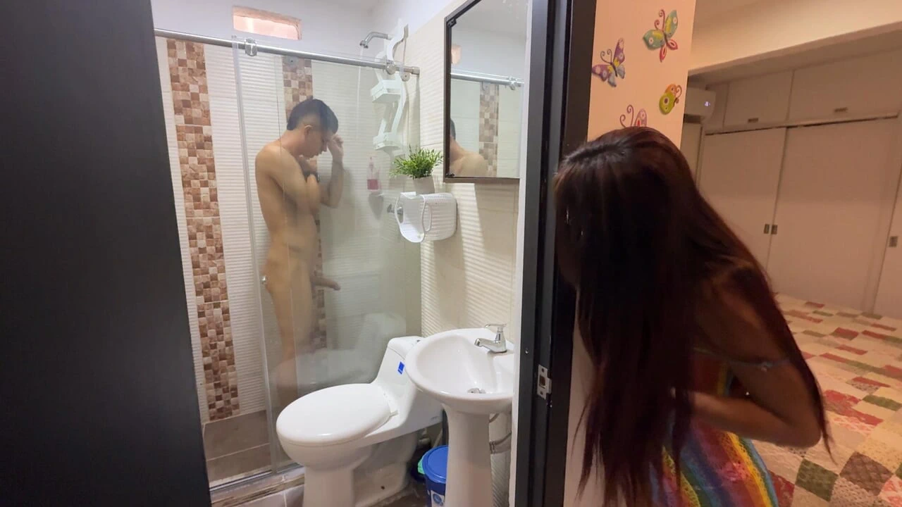 I masturbate watching my little stepsister take a bath.