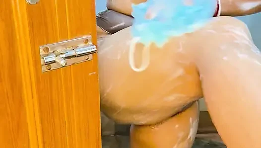 Hintli azgın boudi banyoda orgazm ile kıllı amcığı parmaklıyor