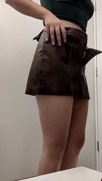 Jaw-dropping moment from "18yo in the public fitting room"