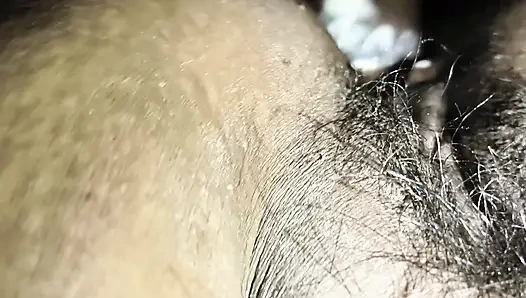 Üvey anne soyunuyor ve götünü siktiriyor